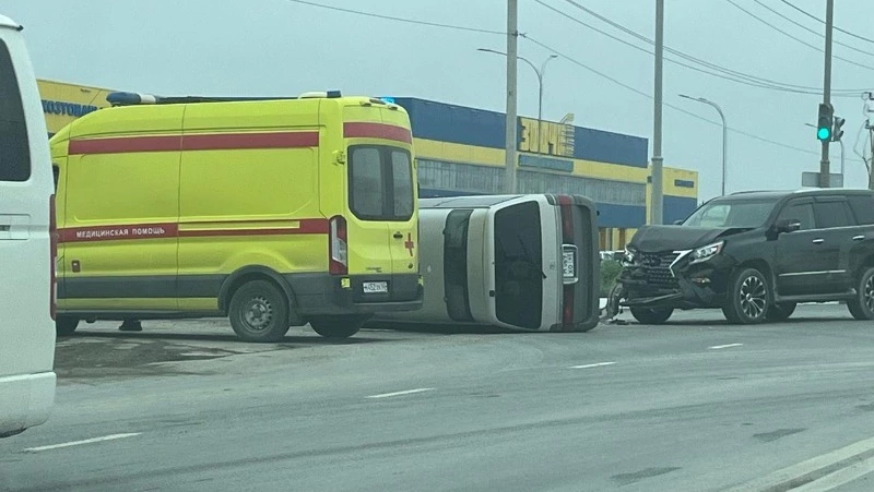 Toyota Hiace опрокинулся в ДТП на повороте к «Зодчему» в Южно-Сахалинске