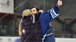 Хоккеист сахалинской команды сделал предложение девушке прямо на льду после матча