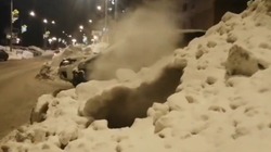 «Это вулкан»: пар над снегом в центре города насторожил жителей Южно-Сахалинска