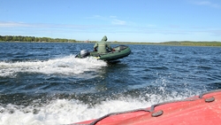Лодка с тремя рыбаками перевернулась на юге Сахалина