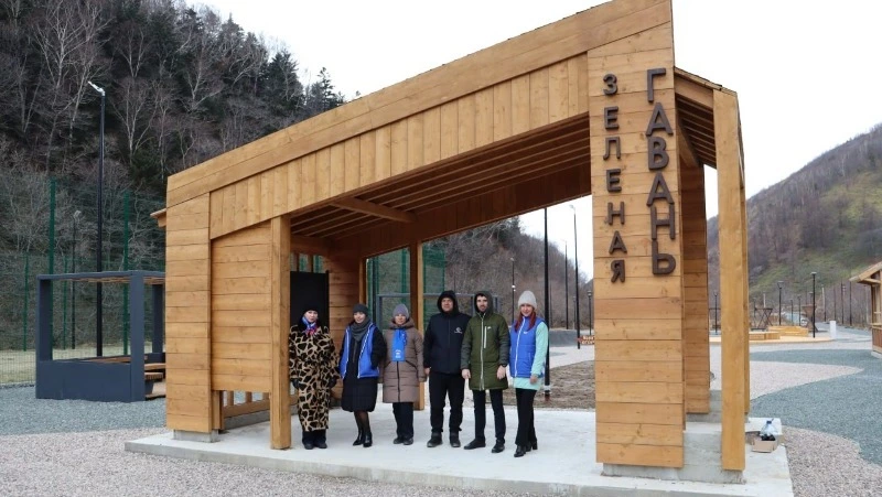 Депутаты проверили финальный этап благоустройства парка «Зеленая гавань» в Холмске