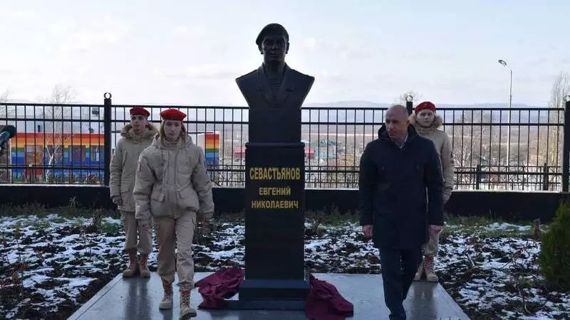 Долинские школьники потратили «Молодежный бюджет» на Аллею Памяти