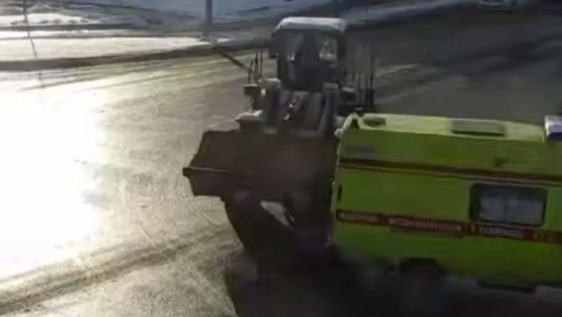 Трактор и машина скорой помощи столкнулись в Южно-Сахалинске