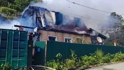 В Холмске потушили пожар в двухэтажном жилом доме