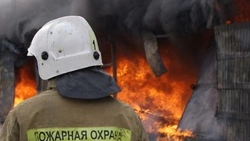 Шесть пожарных тушили внезапно загоревшийся двухэтажный гараж под Холмском