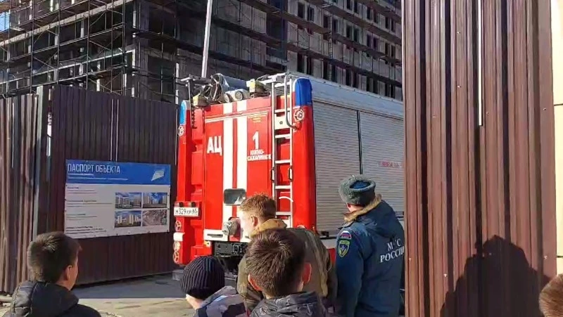 МЧС: на стройке общежития СахГУ горели строительные леса