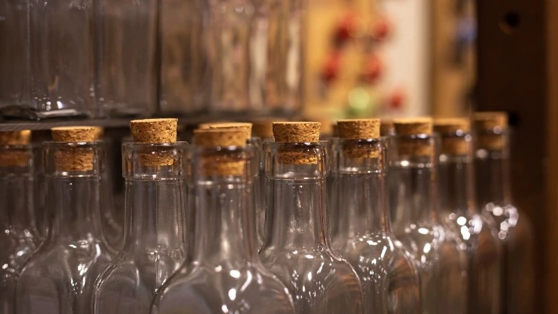 УМВД: в Сахалинской области изъяли 1 270 литров этилового спирта, который разливали в магазине