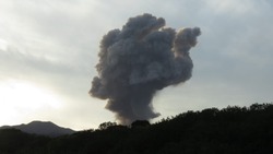 Вулкан Эбеко на Парамушире выбросил столб пепла утром 2 декабря
