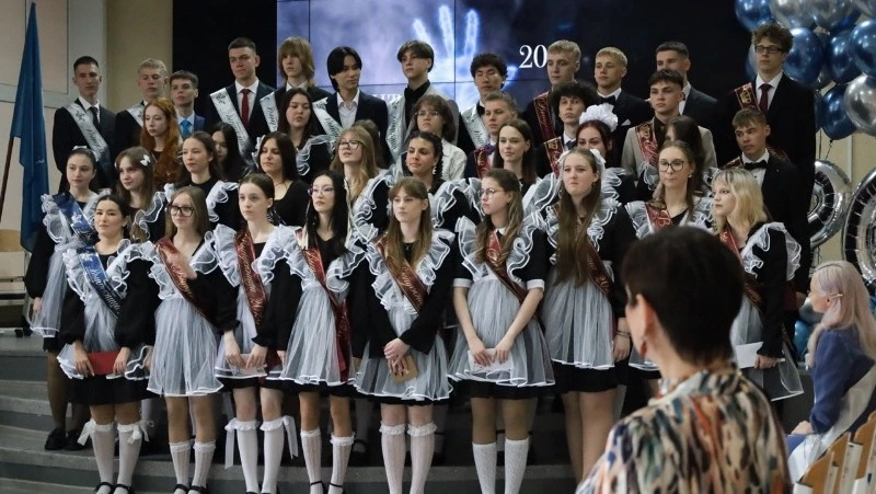 В школах Корсаковского района прозвенели последние звонки для 206 выпускников