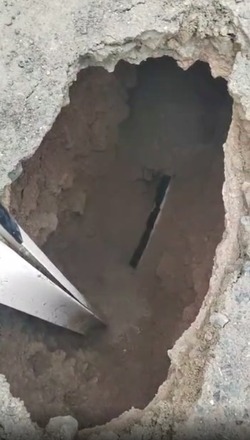 Двухметровая яма образовалась на одной из грунтовых дорог в Южно-Сахалинске