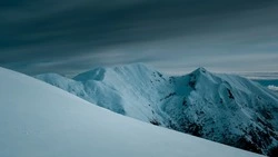 Лавинную опасность прогнозируют в Долинском районе 17 января