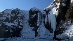 «Один по пояс провалился»: туристов предупредили об опасности на ледопадах Сахалина