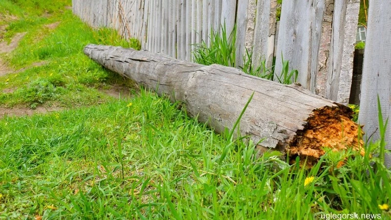 В сахалинском Углегорске четырехлетнюю девочку придавил тяжеленный столб