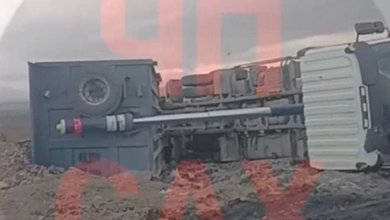 Самосвал опрокинулся на городской свалке в Южно-Сахалинске