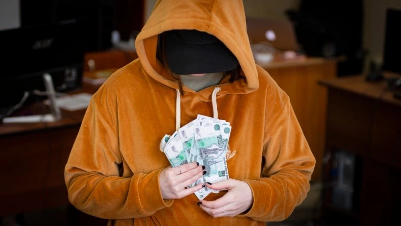 Жительница Сахалина украла телефон у подруги и перевела деньги на банковский счет своего знакомого