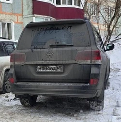 Водитель Land Cruiser помял газон на 75 тысяч рублей в Южно-Сахалинске