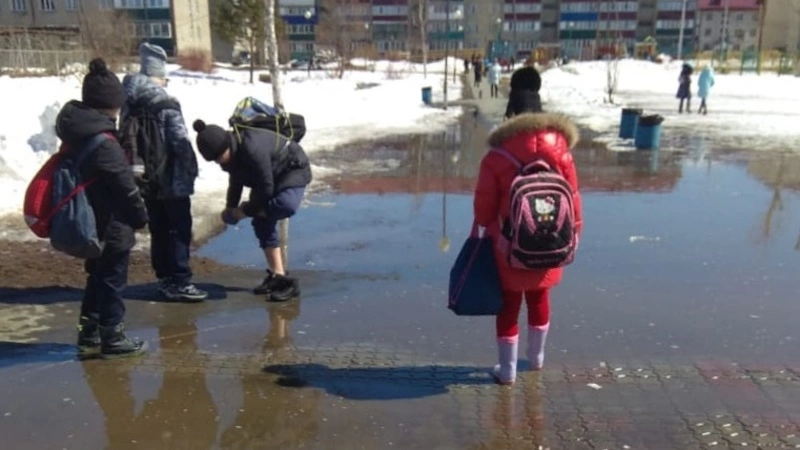 В Южно-Сахалинске так и не осушили гигантскую лужу около школы