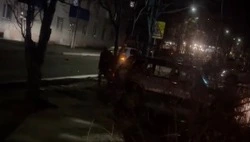 «Нива» столкнулась с «Тойотой» и врезалась в крыльцо магазина в Корсакове