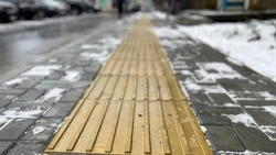 У пешеходных переходов в Охе уложили тактильную плитку