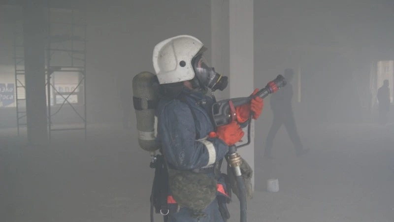 Пожарные потушили многоквартирный дом в Долинском районе вечером 6 марта