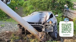 Водитель Toyota Mark II протаранил столб в Корсакове