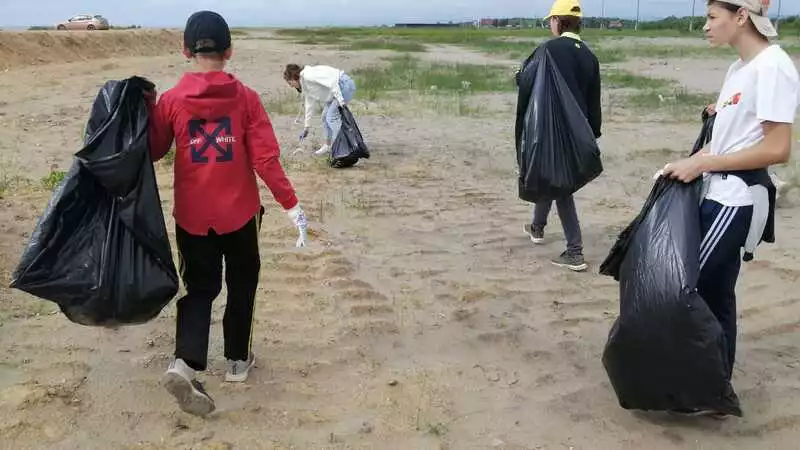 Анивские волонтеры провели акцию "Чистый пляж"