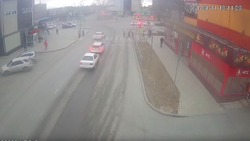 Водитель легковушки чуть не сбил толпу пешеходов в Южно-Сахалинске 