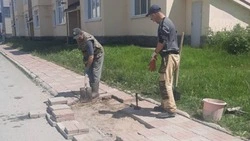 После травмы ребенка на самокате в Дальнем начали ремонт разбитого тротуара