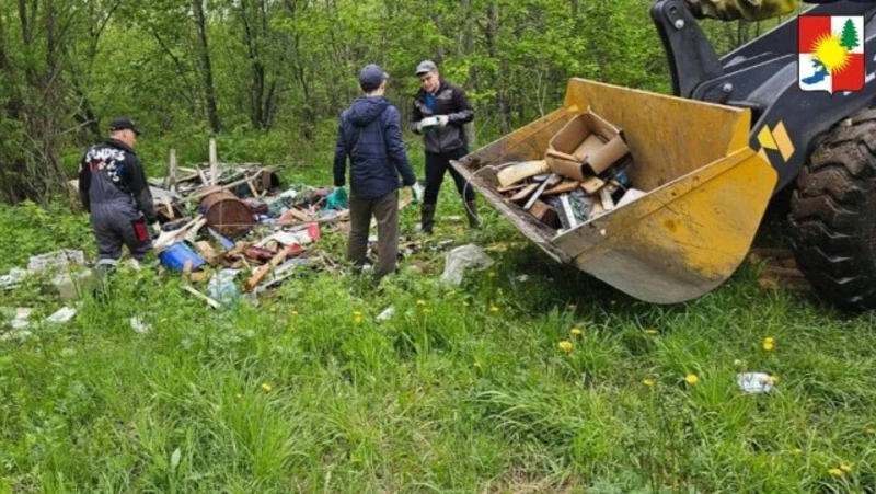 Четыре стихийные свалки убрали в Томаринском районе благодаря нацпроекту