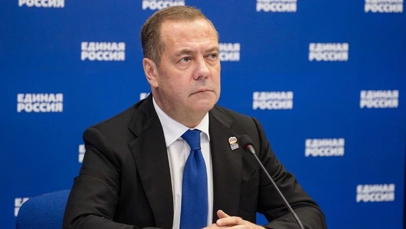Дмитрий Медведев: попытки спрятать партийный политический статус будут жестко пресекаться
