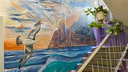 Картины с морем и горами украсили стены одного из подъездов в Охе