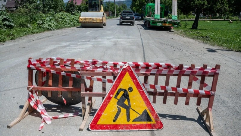 Горячий битум на окраине Южно-Сахалинска заливали прямо в грязь