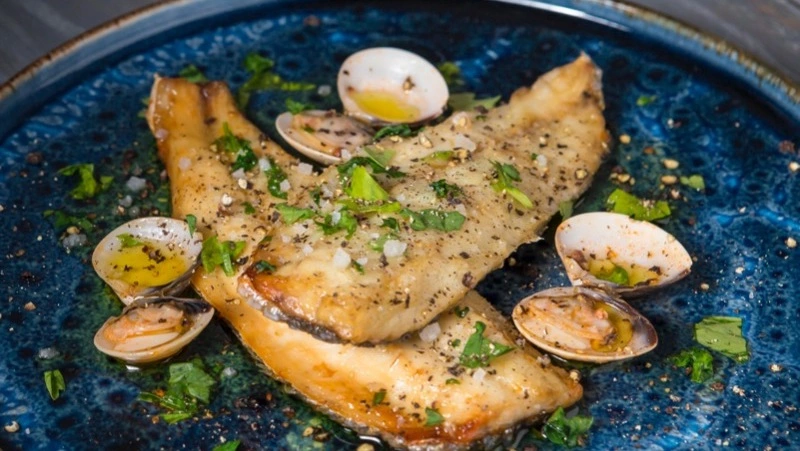 Камбалу по 81 рублю за килограмм доставили в Холмск утром 10 октября 