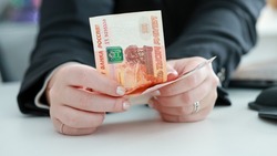 Средняя зарплата на Сахалине и Курилах стала ниже по сравнению с январем