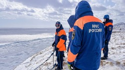 Спасатели Сахалина прошли учебно-тренировочные сборы на ледопадах в бухте Тихой
