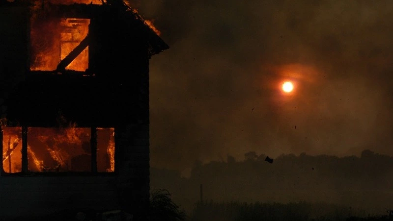 Пожарные потушили дом в Холмске: обошлось без пострадавших