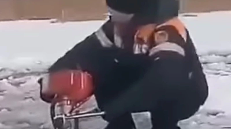 «Крутите барабан»: дальневосточники придумали свое «Поле чудес» на зимней рыбалке