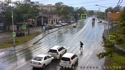 Toyota Corolla врезалась в джип перед «зеброй» в Южно-Сахалинске