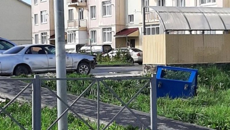 Мусорные контейнеры укатились из-за ураганного ветра на Сахалине