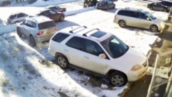 «Представляет опасность»: сахалинцев шокировала попытка водителя припарковать свой автомобиль