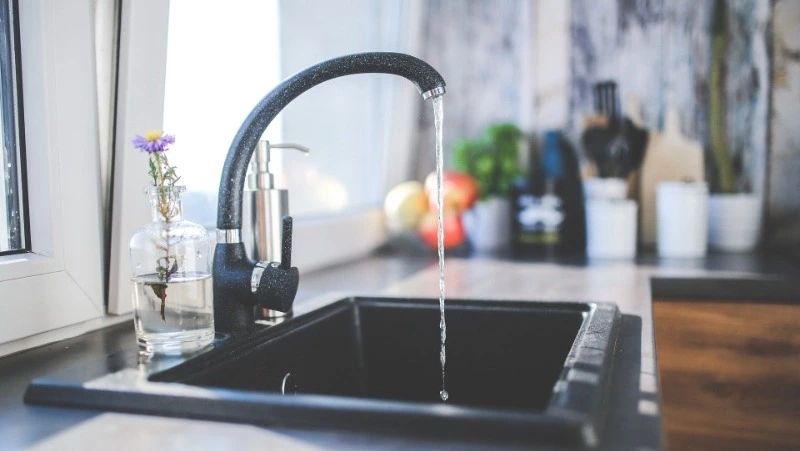 Губернатор поручил взять на контроль проблему с холодной водой в Луговом