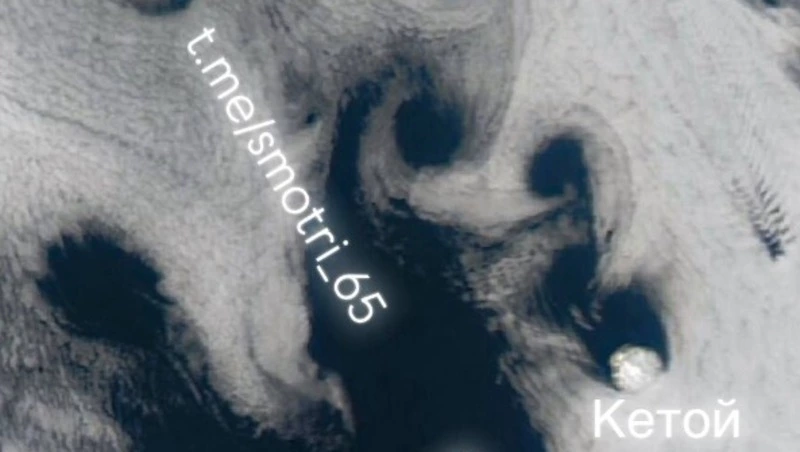 Причудливые облачные фигуры создал ветер над Курильской грядой