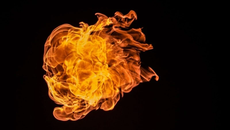 Огнеборцы ликвидировали пожар в нежилом доме в Холмском районе