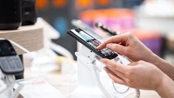 Мужчина за неделю обнес магазин электроники на 35 тысяч рублей в Долинском районе