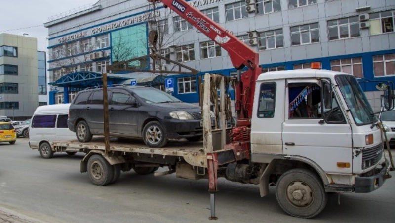 С приходом холодов на Дальнем Востоке резко вырос спрос на услуги эвакуаторов