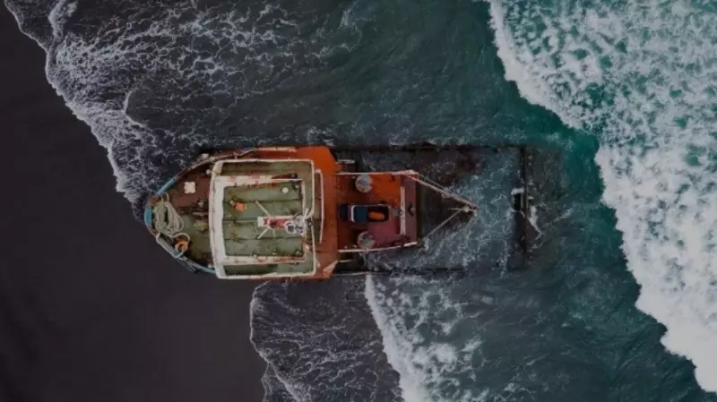 Еду привозят военные. К ржавой барже на Курилах много лет приставлен охранник