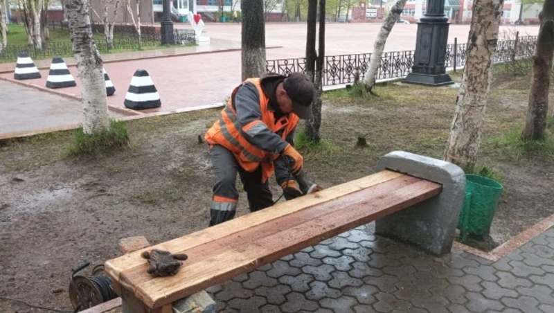 Скамейки с занозами в общественном месте Охи возмутили местных жителей