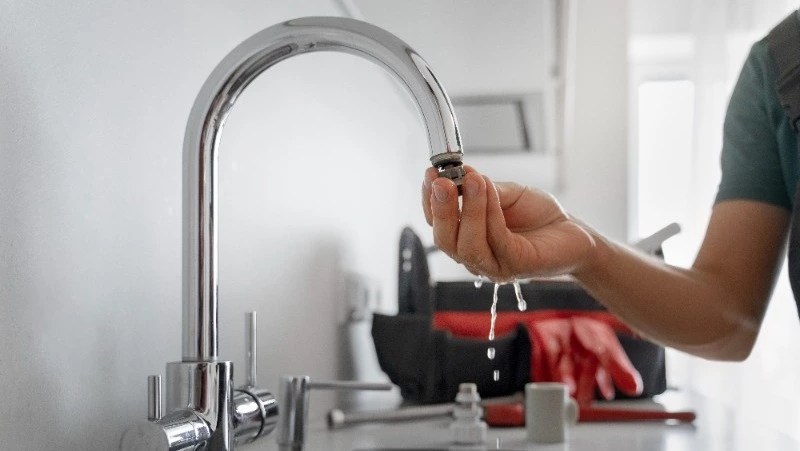 Холодную воду отключат сотням жителей Южно-Сахалинска 2 апреля