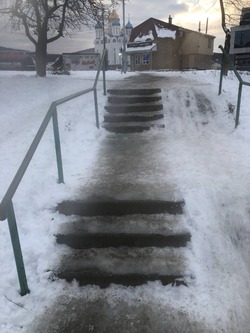 Жители Южно-Сахалинска пожаловались на травмоопасную лестницу