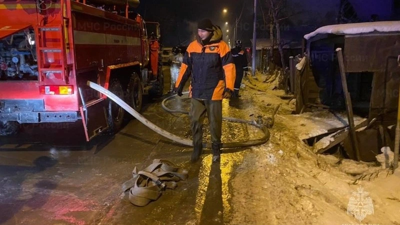  Огонь охватил расселенный дом в Корсаковском районе вечером 2 апреля